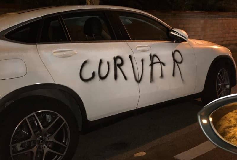 foto - mașină vandalizată la sibiu. mesajul ’’curvar’’ scris pe toată caroseria