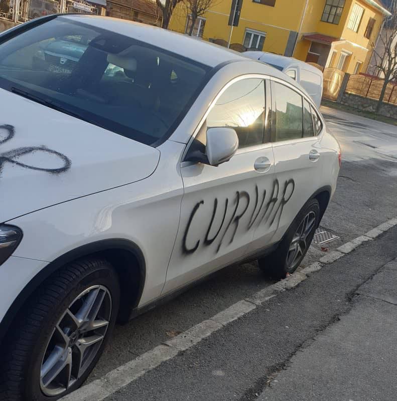 foto - mașină vandalizată la sibiu. mesajul ’’curvar’’ scris pe toată caroseria