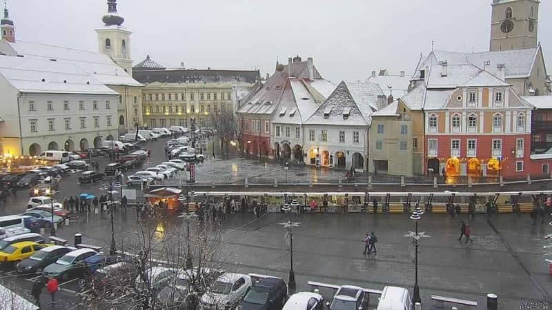 video foto - prima zăpadă serioasă la sibiu - fulgi cât bobul de mazăre. ninge și pe autostradă