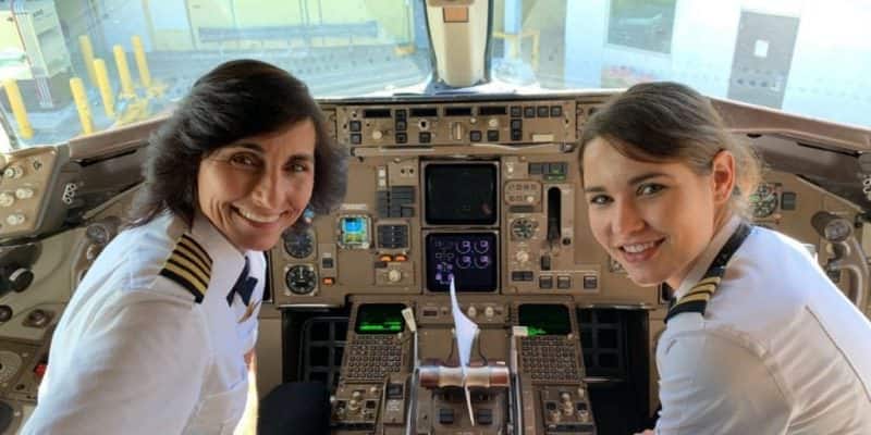 FOTO O mamă și fiica sa pilotează împreună un avion - Singura pereche de acest gen din istorie