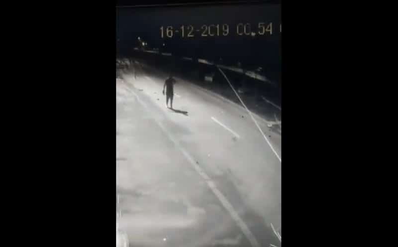 video mașină răsturnată la craiova - șoferul a căzut din mers din ea, apoi și-a căutat pantofii