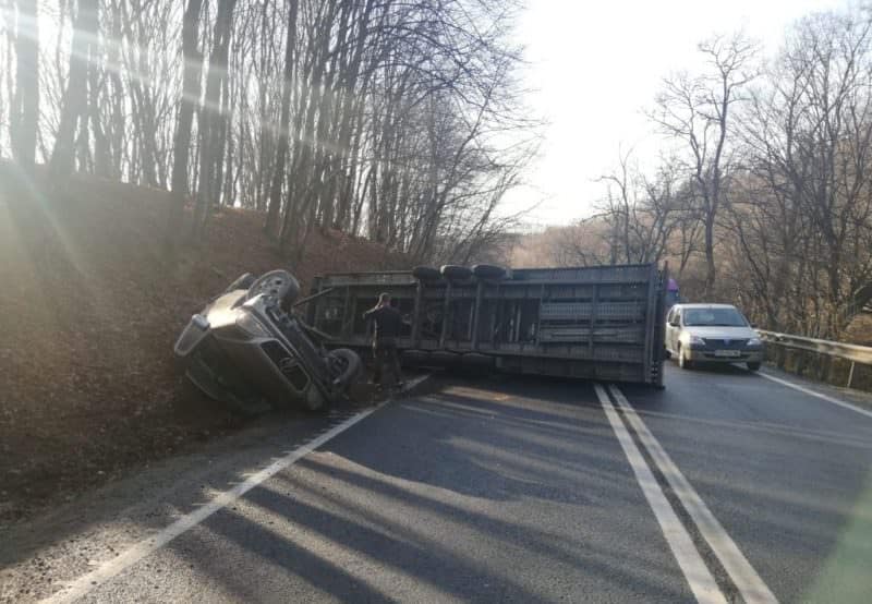 update foto tir răsturnat la fântânița haiducului - se circulă pe o bandă