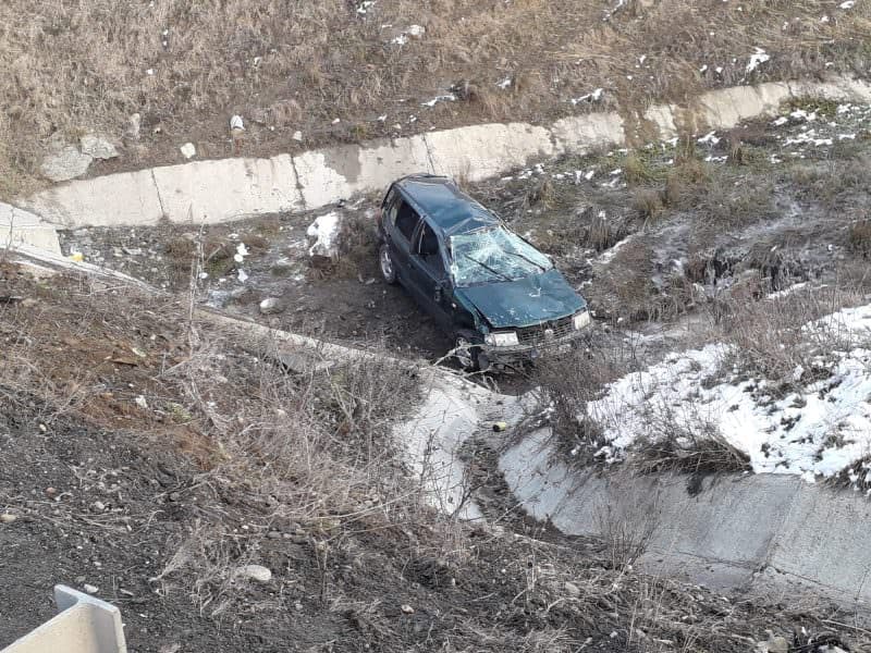 foto - accident pe dn14 - mașină răsturnată și o persoană rănită