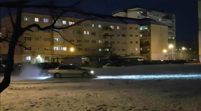 drifturi noapte pe zăpadă la sibiu- un teribilist cu bmw s-a dat în spectacol printre blocuri la cireșica foto/video