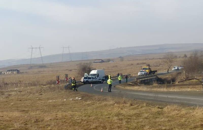 foto: accident pe dealul dăii - o mașină a intrat într-un microbuz de marfă