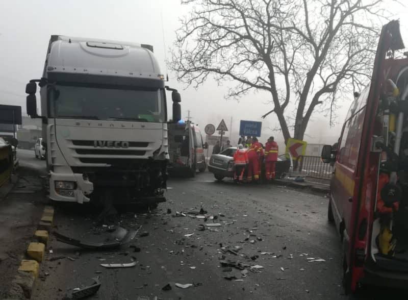 foto: accident grav pe valea oltului - doi răniți încarcercați din care unul este inconștient