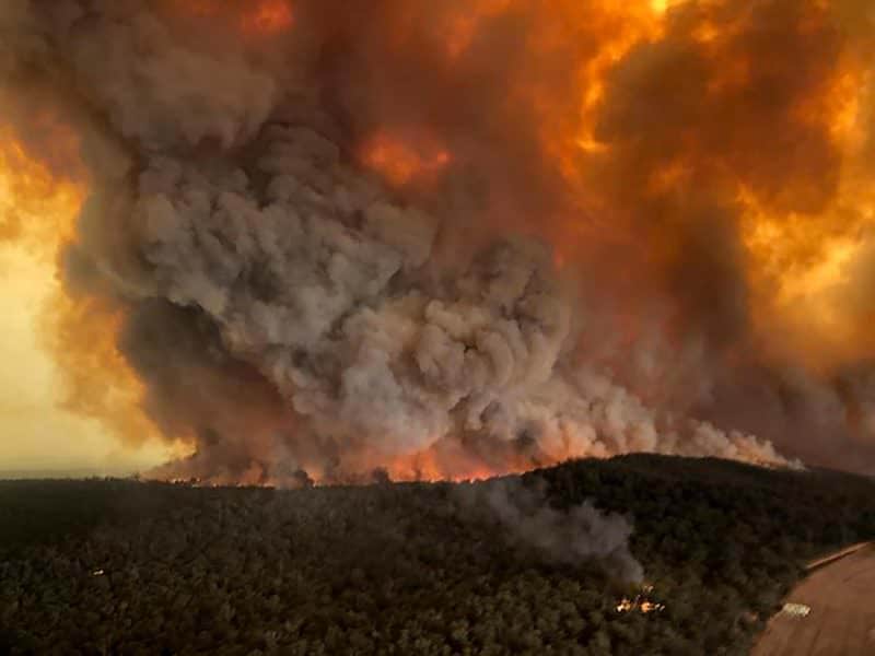 video dezastrul din australia - incendiile s-au unit într-unul singur. acoperă 6.000 de hectare