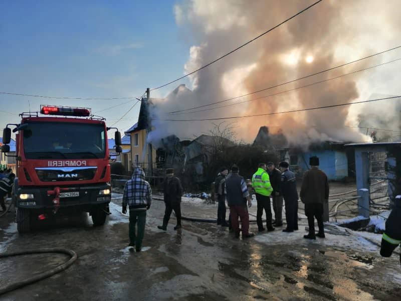 update video foto magazin în flăcări la alămor - arde și o anexă gospodărească