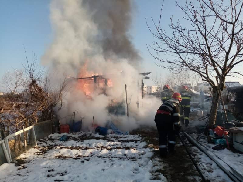 FOTO Anexă mistuită de flăcări - O sibiancă a suferit arsuri grave