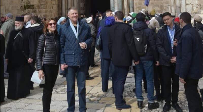 klaus și carmen iohannis, ca doi proaspăt îndrăgostiți în israel - cuplul prezidențial a fost fotografiat la biserica sfântului mormânt din ierusalim