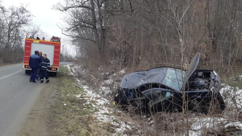 FOTO Accident la Dealu Frumos - O mașină s-a izbit de un copac