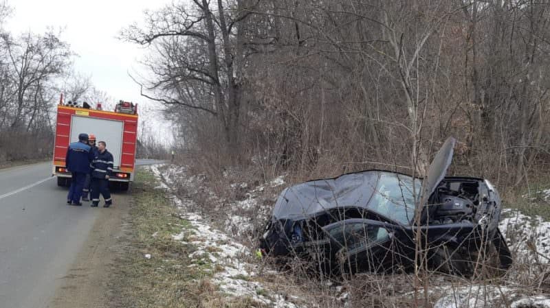 FOTO Accident la Dealu Frumos - O mașină s-a izbit de un copac