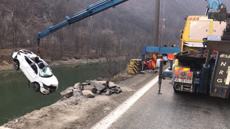 video foto - mașinile căzute în olt scoase din apă cu o macara specială - trafic întrerupt pe dn7