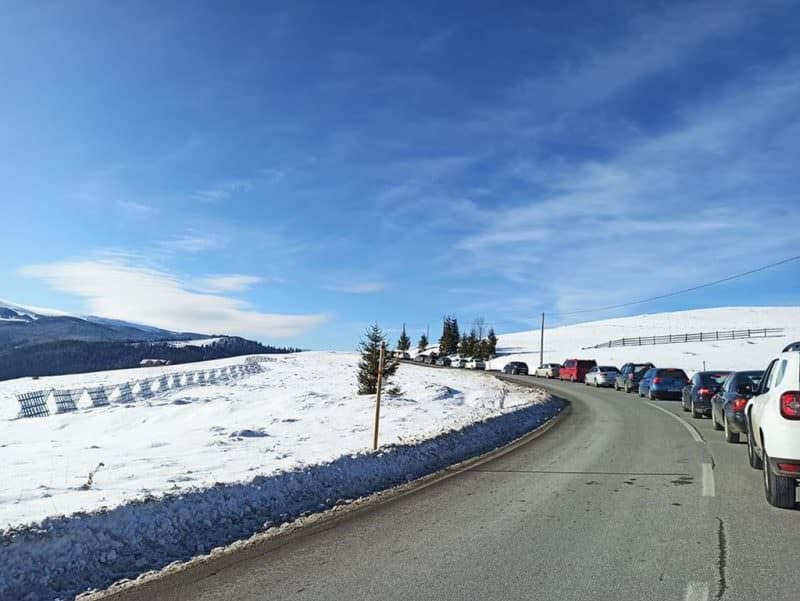 foto trafic sugrumat înspre păltiniș - coloană de mașini până la platoș