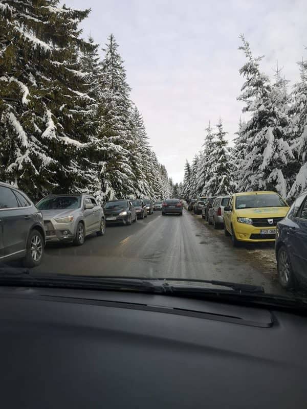 foto trafic sugrumat înspre păltiniș - coloană de mașini până la platoș