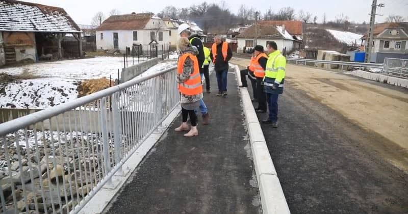 video: consiliul județean sibiu a mai finalizat o investiție: pod modern în săsăuș!