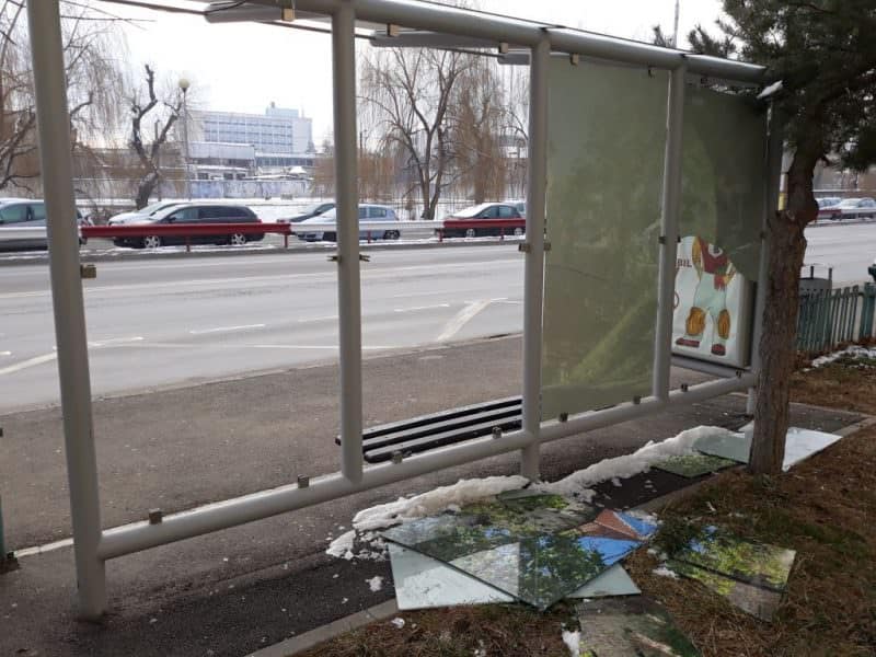 FOTO Nesimțire fără margini - Stații de autobuz din Sibiu vandalizate