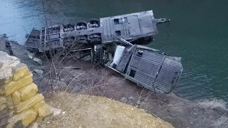 video /foto mașini răsturnate în râu pe valea oltului - autoturismele căutate cu scafandrii în apă