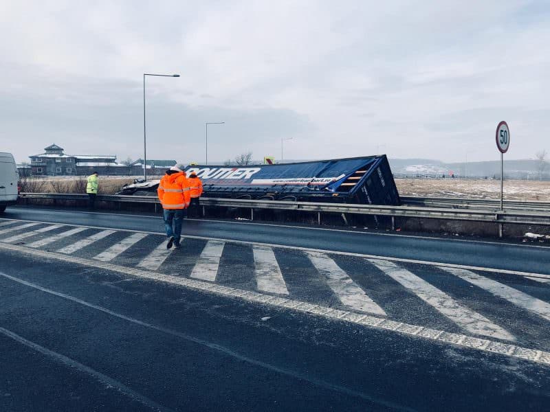 FOTO: TIR răsturnat la ieșirea de pe A1 Sebeș - Sibiu către DN1 la Veștem