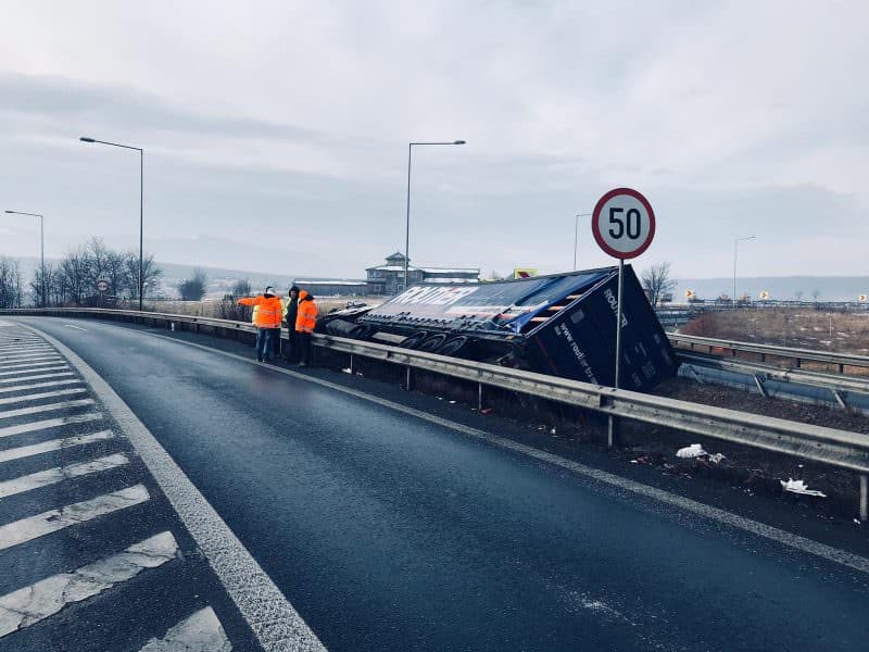 FOTO: TIR răsturnat la ieșirea de pe A1 Sebeș - Sibiu către DN1 la Veștem