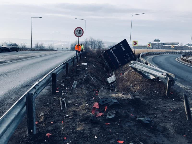 FOTO: TIR răsturnat la ieșirea de pe A1 Sebeș - Sibiu către DN1 la Veștem