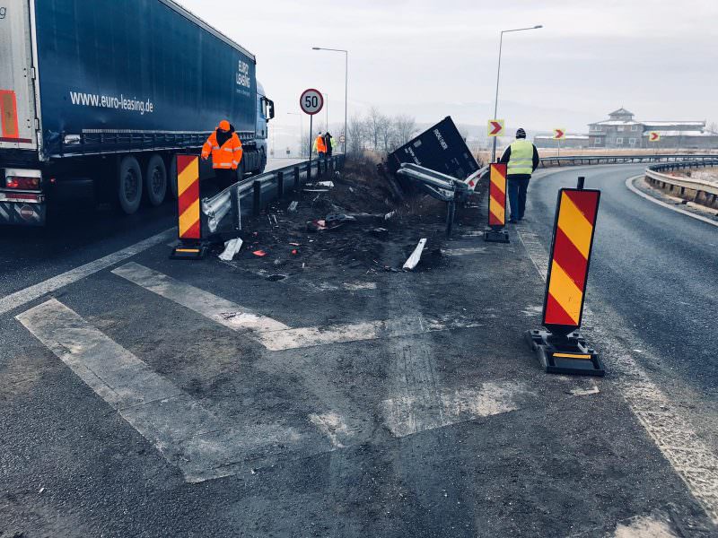 FOTO: TIR răsturnat la ieșirea de pe A1 Sebeș - Sibiu către DN1 la Veștem