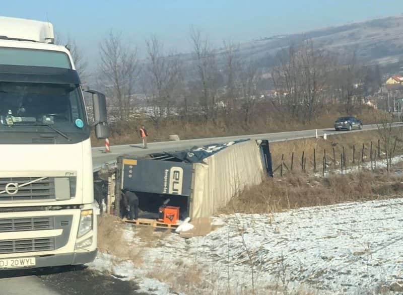 update video trafic îngreunat la ruși trei ore - a fost ridicat un tir dintr-un șanț