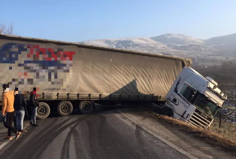 FOTO Coloană de mașini între Sibiu și Mediaș din cauza unui TIR