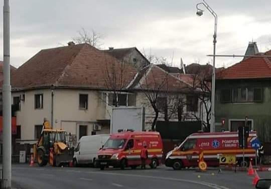 foto - lucrători la apa canal acroșați de un microbuz pe strada cârlova