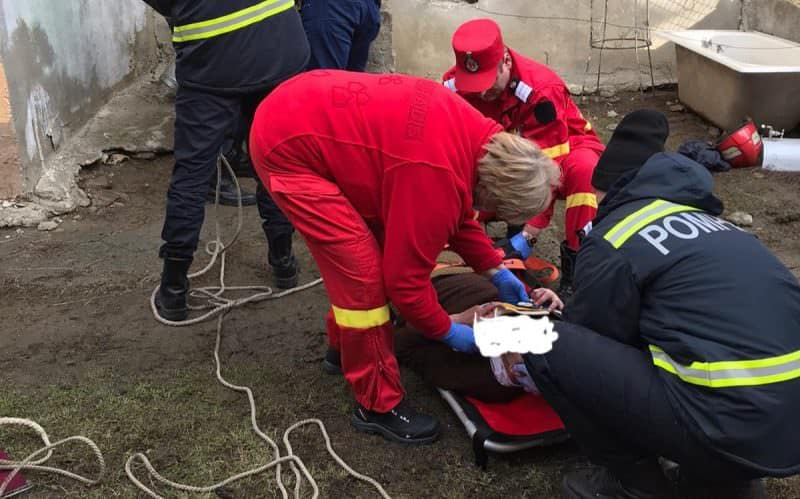 foto - femeie căzută într-o fântână adâncă de zece metri la săliște