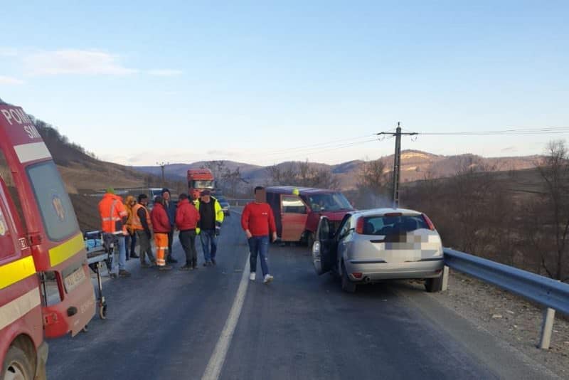 foto: accident între copșa mică și valea viilor - un microbuz s-a izbit de un autoturism