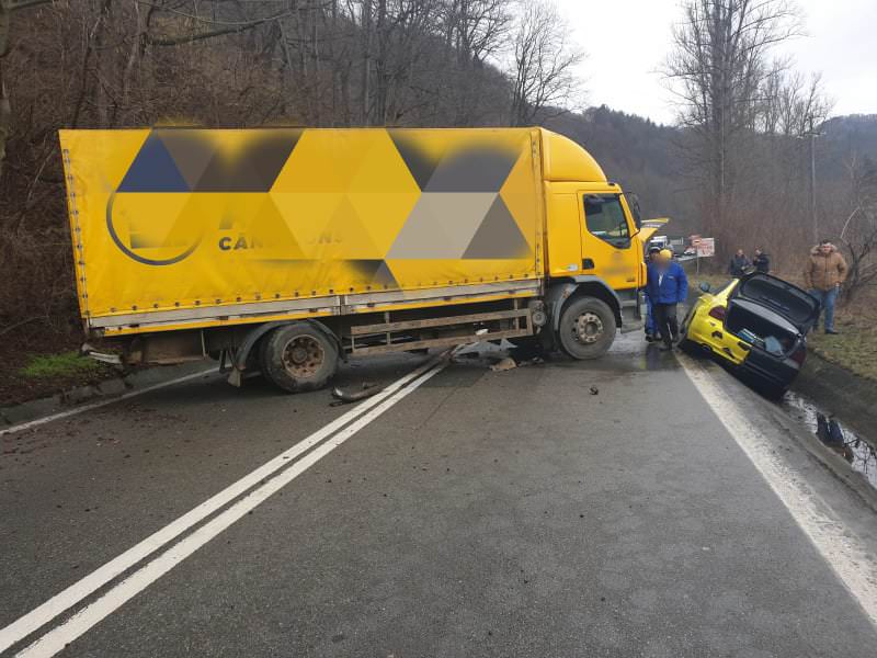 video foto - accident pe valea oltului - trafic blocat la câineni