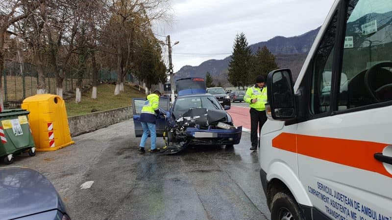 FOTO: Accident cu trei victime pe Valea Oltului în fața mănăstirii Cozia