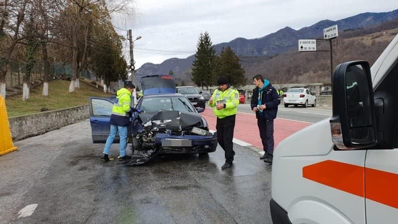 FOTO: Accident cu trei victime pe Valea Oltului în fața mănăstirii Cozia