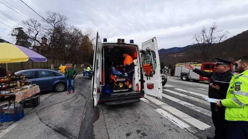 FOTO: Accident cu trei victime pe Valea Oltului în fața mănăstirii Cozia