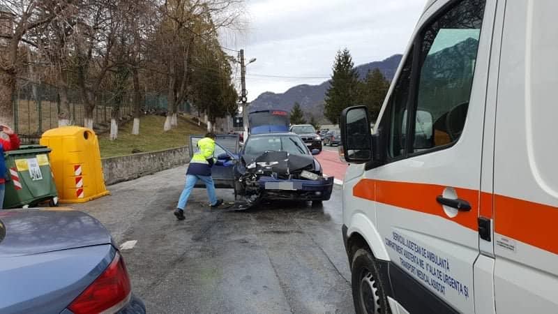 FOTO: Accident cu trei victime pe Valea Oltului în fața mănăstirii Cozia