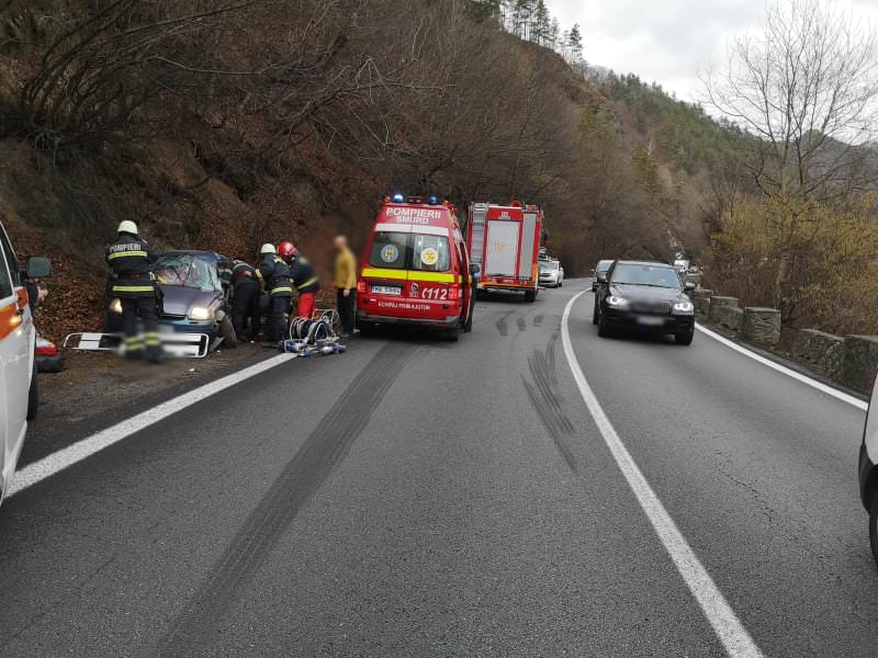 foto: trafic blocat pe valea oltului - un tir și o mașină s-au ciocnit