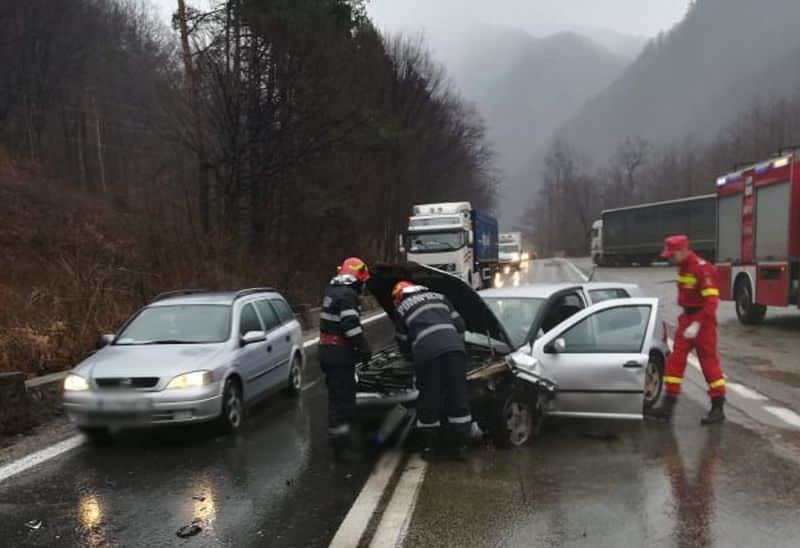 foto: încă un accident pe valea oltului - o mașină s-a izbit de un parapet din beton la brezoi