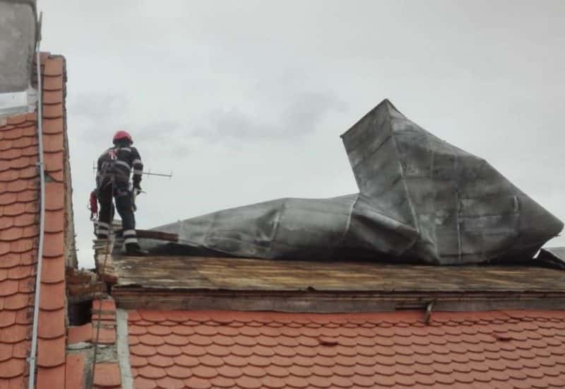 video zboară țigle de pe muzeul de istorie - vântul încă bate la sibiu