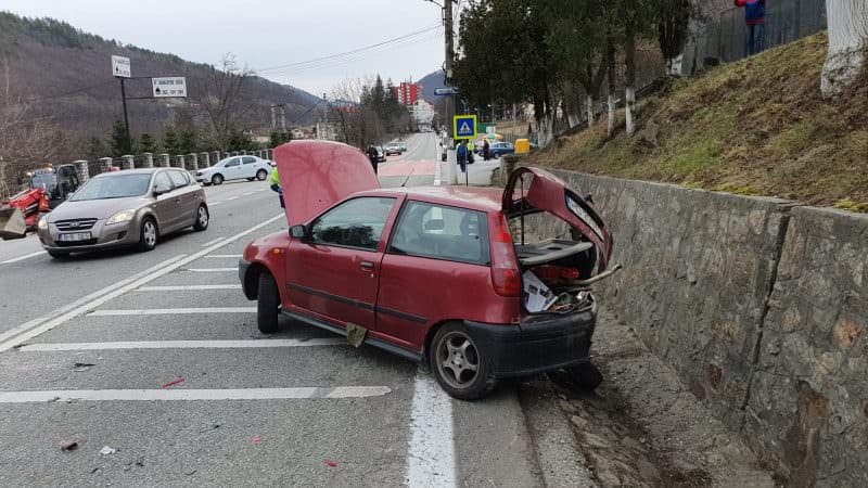 FOTO: Accident cu trei victime pe Valea Oltului în fața mănăstirii Cozia