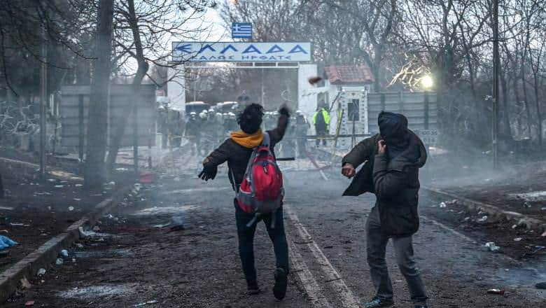 foto conflict la frontiera greco-turcă. sute de sirieni împiedicați să treacă granița