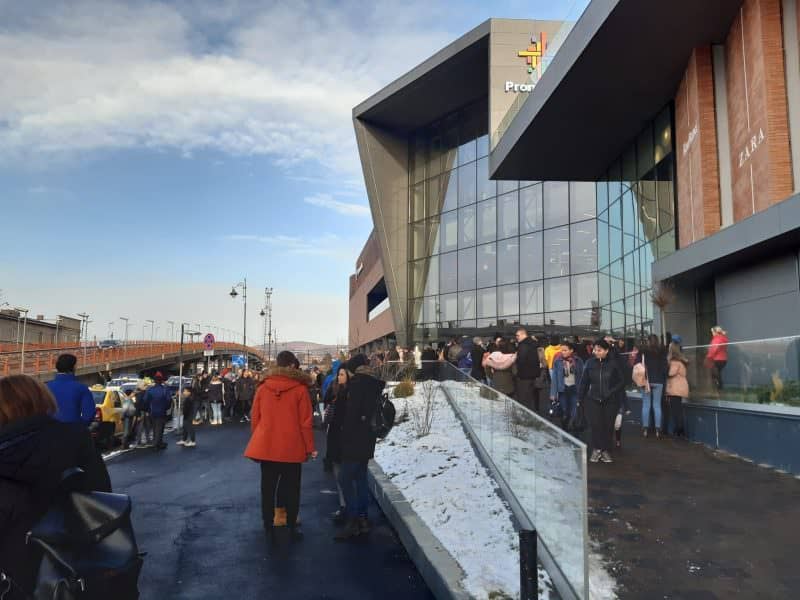 video foto panică la promenada mall - toată lumea evacuată