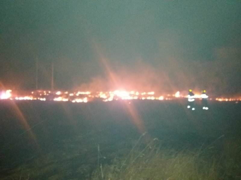 foto: incendiu de vegetație uscată la ieșire din sibiu spre șura mică