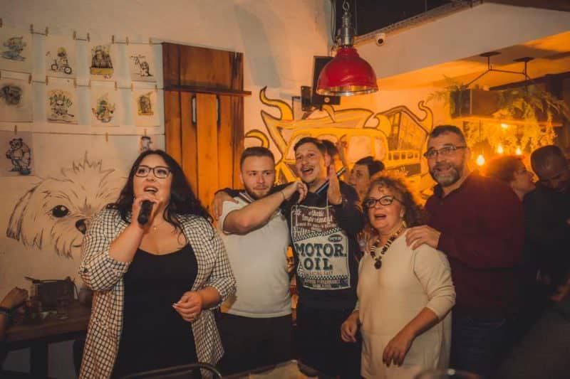 serile de mega distracție se întorc la hello coffee lounge. vineri va fi show karaoke