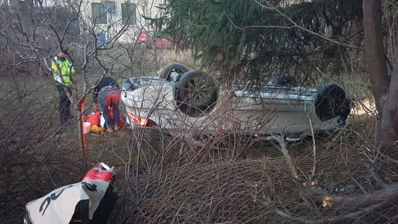 video foto: accident pe strada rennes - o mașină s-a răsturnat direct într-o curte