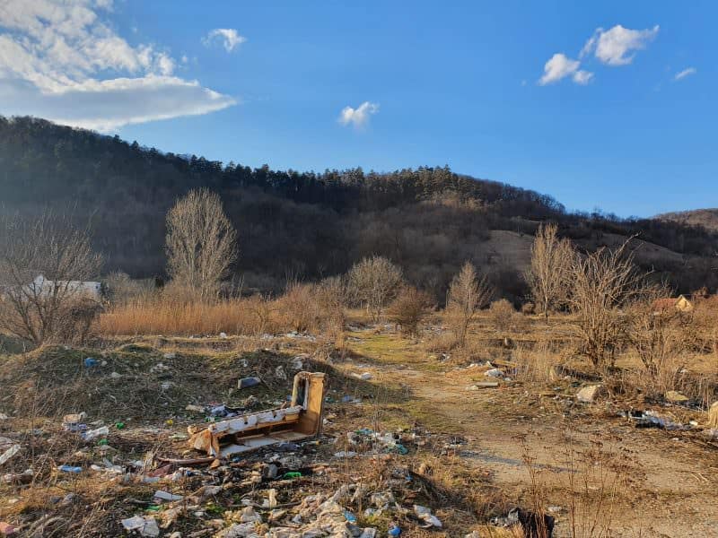 VIDEO FOTO: Șeica Mare, îngropată în gunoaie - Primarul: „Noi facem curățenie lunar, dar oamenii tot aruncă”