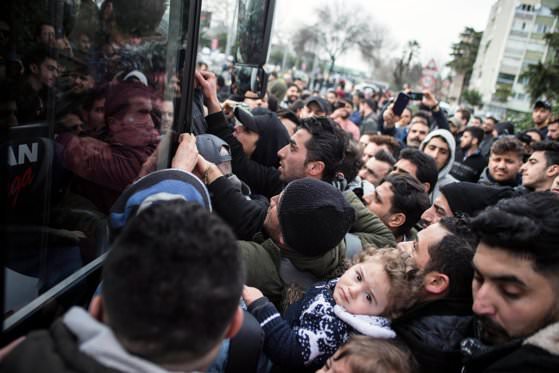 FOTO Conflict la frontiera greco-turcă. Sute de sirieni împiedicați să treacă granița