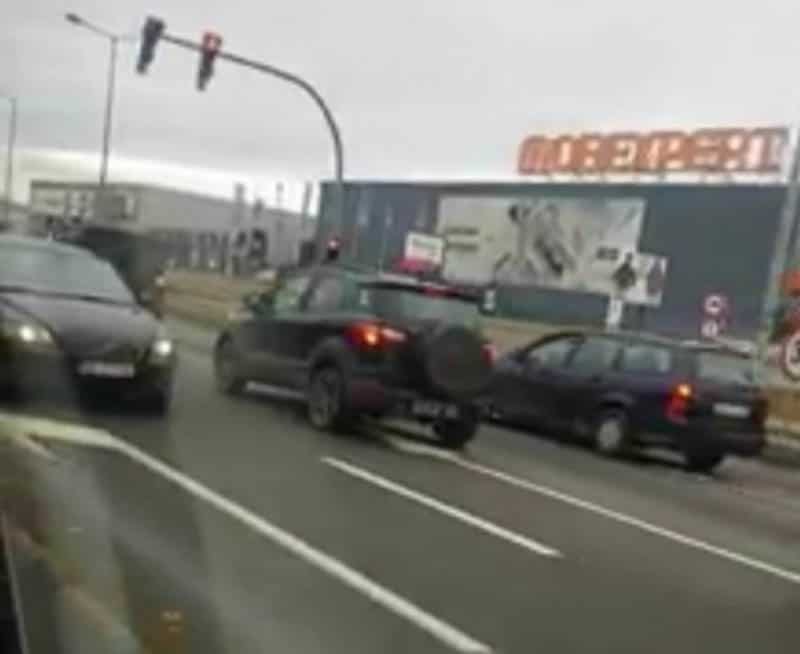 video un bărbat circulă nestingherit pe contrasens la shopping city - ceilalți șoferi au rămas cu gura căscată