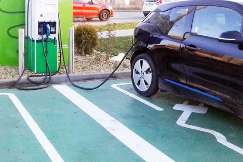 Românii încep să aleagă mașinile electrice în detrimentul benzinei și a motorinei