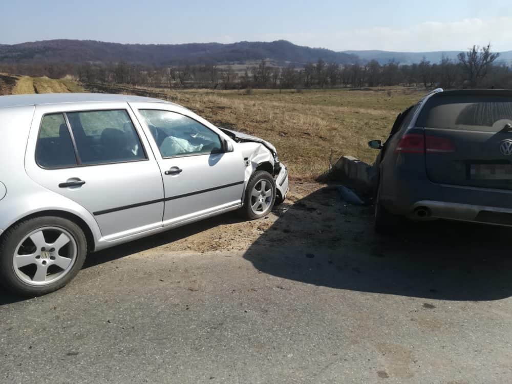 foto accident la roșia - șoferiță de 19 ani dusă la spital